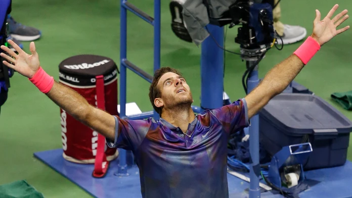 Argentínčan Juan Martin del Potro oslavuje víťazstvo nad Švajčiarom Rogerom Federerom vo štvrťfinále US Open.