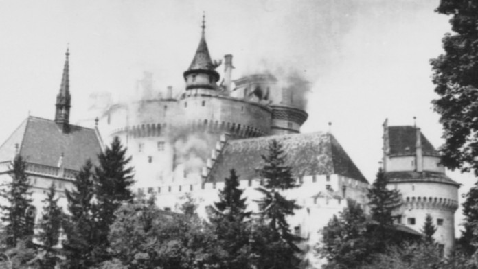 Slávna fotografia zachytávajúca vojaka ćervenej armády vyvesujúceho vlajku Sovietskeho zväzu na Reichstagu v Berlíne.