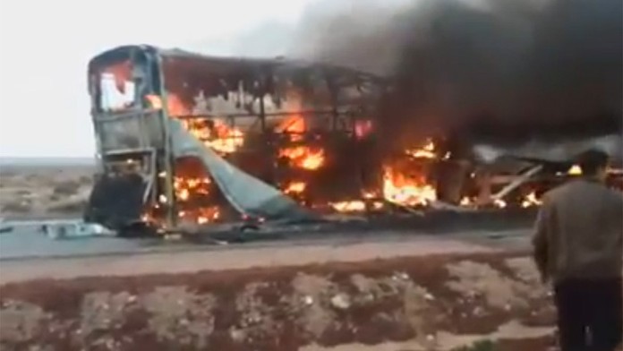 Horiaci autobus so športovcami v Maroku.