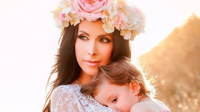 Playboy modelka sa pochválila nahými fotkami vo vani. Dojčí pri tom synčeka