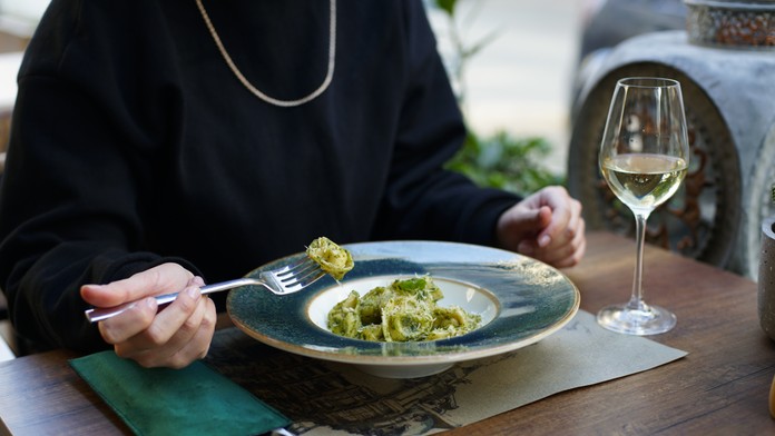 Za obľúbené pesto zaplatila rokom v nemocnici. Žene pre vzácne ochorenie ochrnulo celé telo