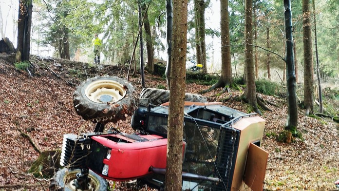 Zišiel z cesty a s traktorom sa prevrátil. Príčina nehody prekvapila aj policajtov