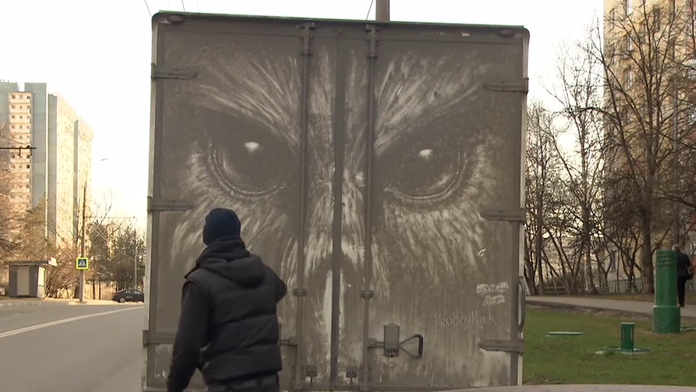 Nikita Golubev tvorí ďalšie dielo.