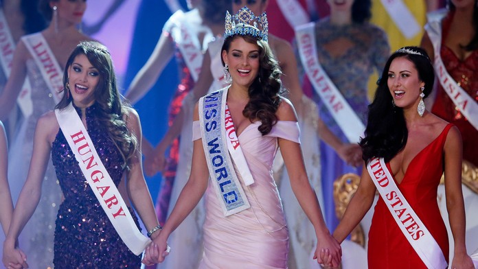 Tri najkrajšie ženy na svete podľa súťaže Miss World: 1. Juhafričanka (v strede), 2. Maďarka (vľavo), 3. Američanka (vpravo)