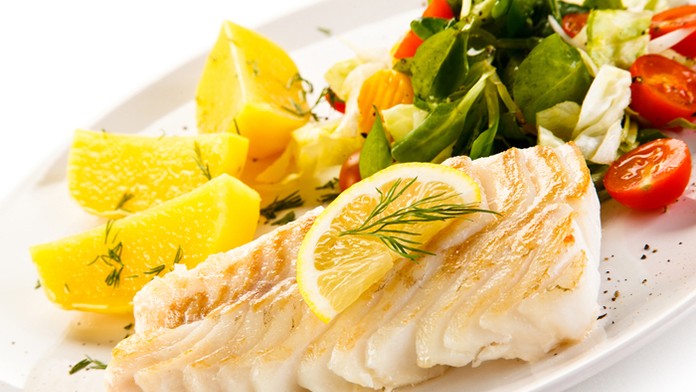 Treska s zo zemiakmi a šalátom.