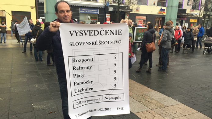 Učiteľ Bruno Horecký vystavil vysvedčenie pre slovenské školstvo.