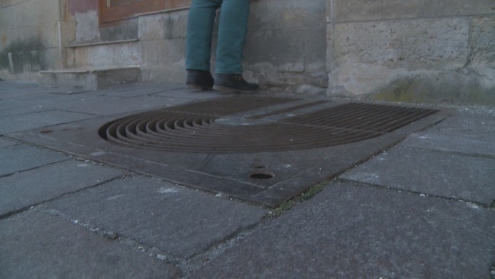 Mriežka pri bankomate