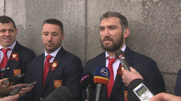 Ruskí hokejisti si na bratislavskom Slavíne uctili pamiatku padlých vojakov v II. svetovej vojne.