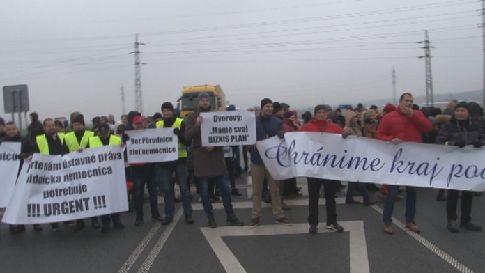 V mrazivom a veternom počasí s malými bábätkami v kočíkoch zablokovali dopravu.