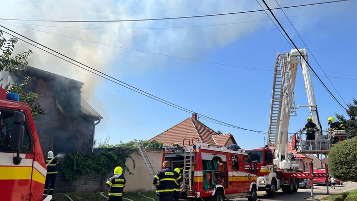 V Šoporni horí rodinný dom, na mieste zasahuje 30 hasičov