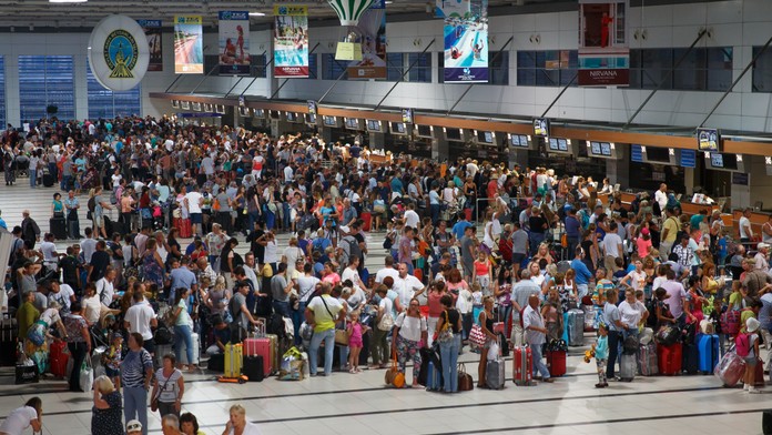 Enormné množstvá cestujúcich a meškajúce lety. Európske letiská očakávajú počas leta preťaženie