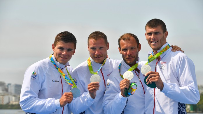 Slovenský štvorkajak v zložení zľava Denis Myšák, Erik Vlček, Juraj Tarr a Tibor Linka pózuje so striebornými medailami.