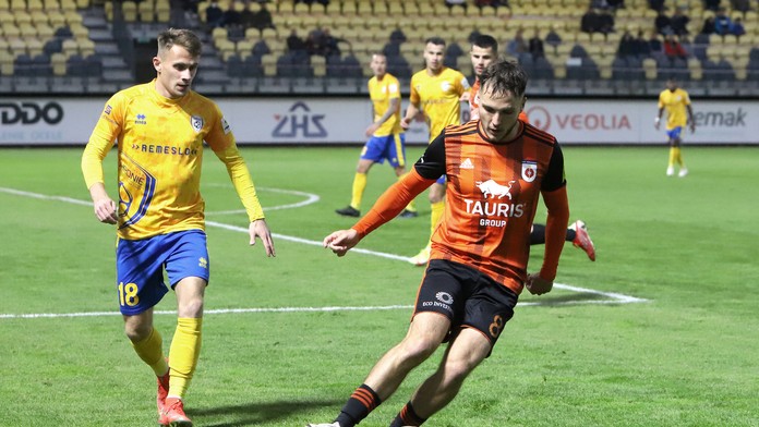 Zľava Patrik Blahút (Pohronie) a Dalibor Takáč (Ružomberok) v zápase 11. kola Fortuna ligy.