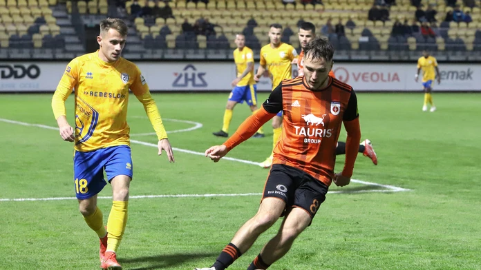 Zľava Patrik Blahút (Pohronie) a Dalibor Takáč (Ružomberok) v zápase 11. kola Fortuna ligy.
