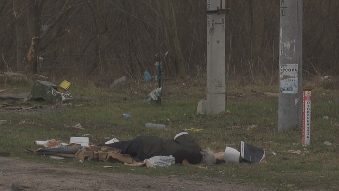 Reportáž z Buče: Zdevastované domy, zničené cesty aj vojenská technika. Na ulici stále ležia telá mŕtvych civilistov