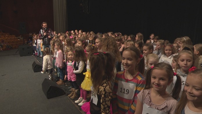 Konáre podľa starostu zakrývali aj dopravné značky a mohli spôsobiť nehodu. 
