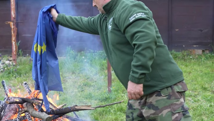 Kotleba spálil vlajku Európskej únie.