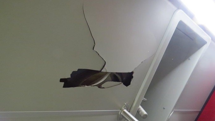 Prerazený strop električky v Košiciach.