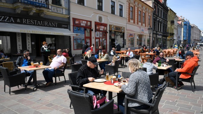 Ľudia obedujú na terase 