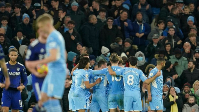 Hráči Manchesteru City oslavujú gól proti Leedsu.