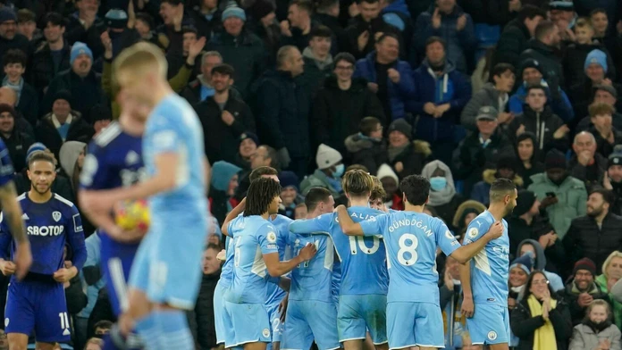 Hráči Manchesteru City oslavujú gól proti Leedsu.