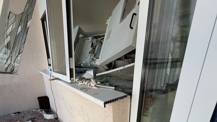 Na snímke poškodený bankomat po výbuchu v Dolnej Súči.