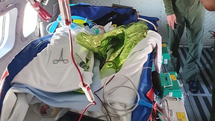 Zranené dievčatko pri prevoze do Česka.