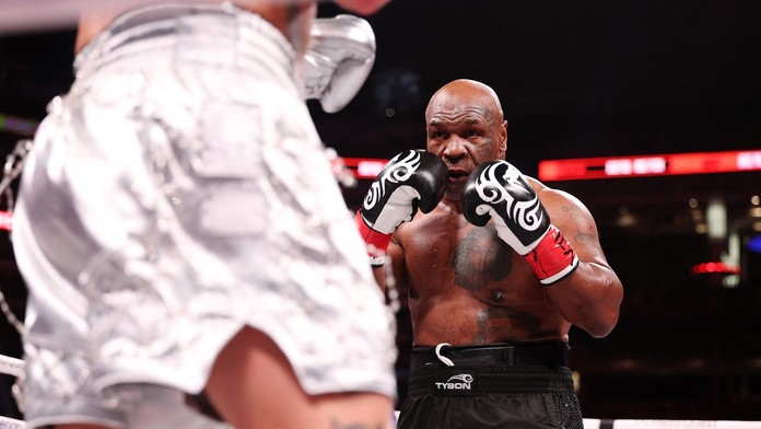 Hviezda sociálnych sietí Jake Paul porazil boxerskú legendu Mikea Tysona