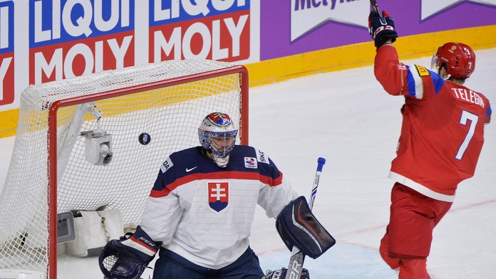 Rus Ivan Telegin (vpravo) sa teší z gólu pred gólmanom Júliusom Hudáčkom v zápase MS 2017.