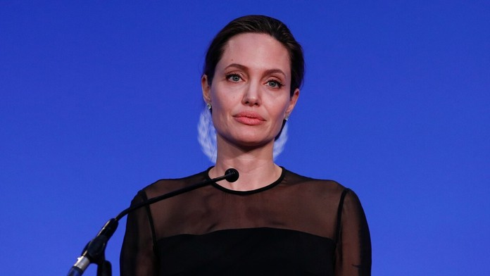Karty sa zamiešali. Angelina chce Brada späť