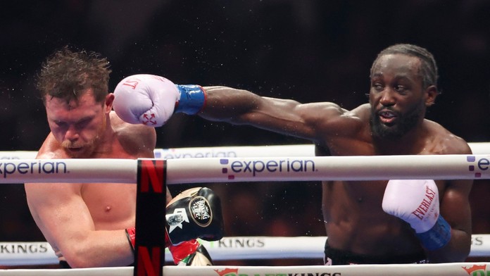 Terence Crawford v súboji s Canelom