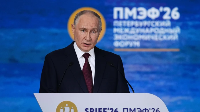 Na snímke ruský prezident Vladimir Putin vystupuje s prejavom na Petrohradskom medzinárodnom ekonomickom fóre v Petrohrade.