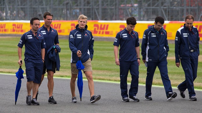 Marcus Ericsson z tímu Sauber (tretí zľava) na archívnej snímke.