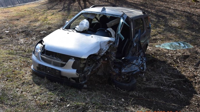 Ťahač s návesom z cesty zmietol neďaleko Košíc osobné auto. Vodič zraneniam podľahol