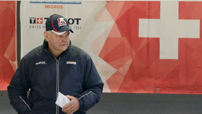 Tréner Vladimír Vůjtek v hokejovom zápase o 3. miesto medzi výbermi Slovenska a Nórska na turnaji Arosa Challenge 2013.