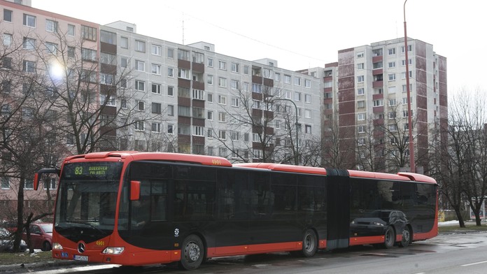 Vodič autobusu MHD musel v Petržalke prudko zabrzdiť. Hlásia šesť zranených