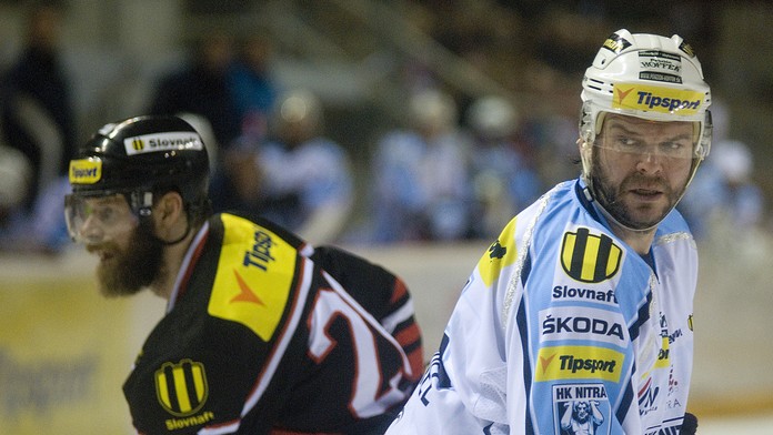 Jozef Stümpel na ľade s Michalom Handzušom