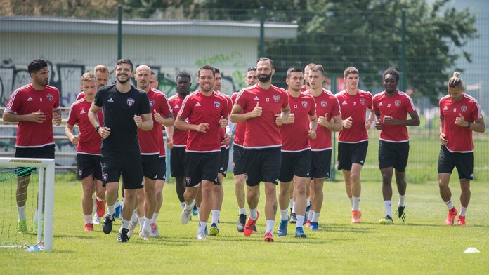 Brad Marchand z Bostonu oslavuje gól vo finále NHL proti St. Louis.