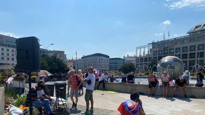 Protestujúci pred Prezidentským palácom