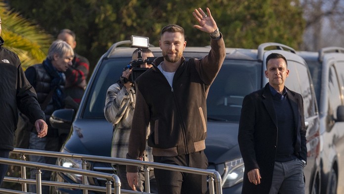 Lietadlo pristálo, transfer spečatený. Fanúšikovia Fenerbahce vítali Škriniara aj na letisku