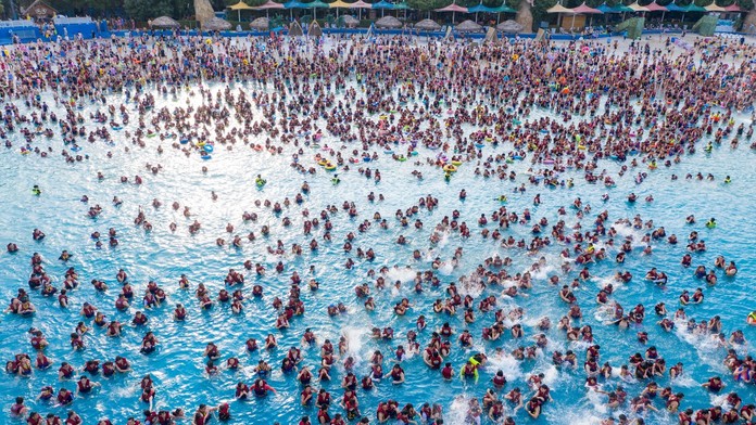 FOTOGRAFIE TÝŽDŇA: Útok na ukrajinské nákupné centrum, preplnený čínsky aquapark či zlomený Pribinov meč