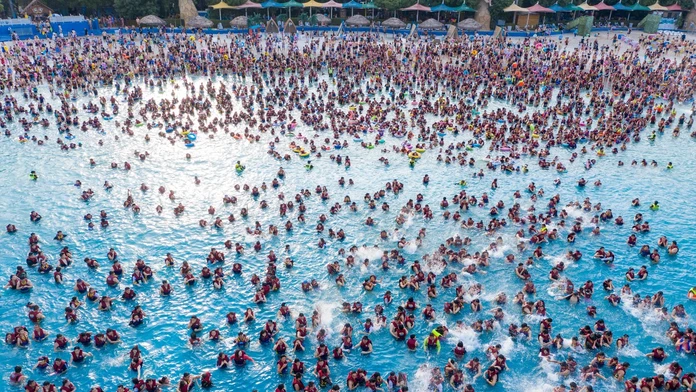 FOTOGRAFIE TÝŽDŇA: Útok na ukrajinské nákupné centrum, preplnený čínsky aquapark či zlomený Pribinov meč