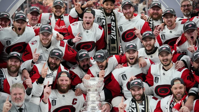 Stanley Cup druhýkrát v histórii putuje do Caroliny. Hrdinom duelu sa stal brankár Bussi