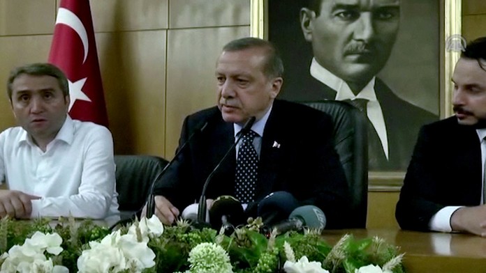 Turecký prezident Recep Tayyip Erdogan pred portrétom Mustafu Kemala Atatürka.