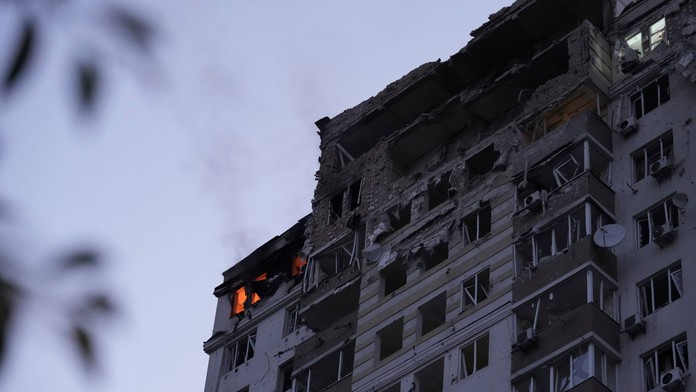 Plamene zachvátili budovu v Kyjeve po ruskom útoku.