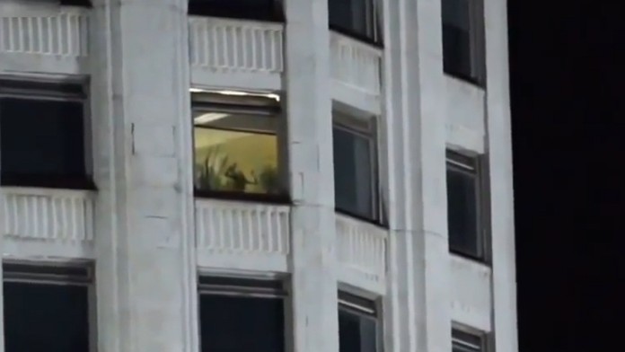 Milenci si užívali sex v budove ruského parlamentu.