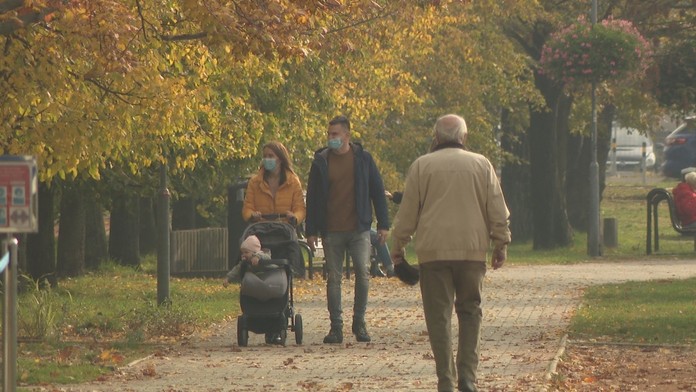 Premiér Igor Matovič pred začiatkom testovania v Tvrdošíne s náčelníkom GŠ OS Danielom Zmekom.