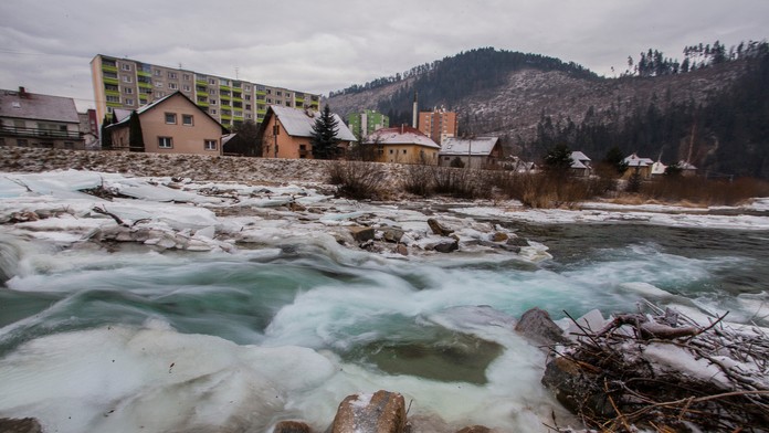 Na snímke tvoriaca sa ľadová povodeň