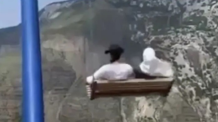 Dvojica sa hojdá na hojdačke.