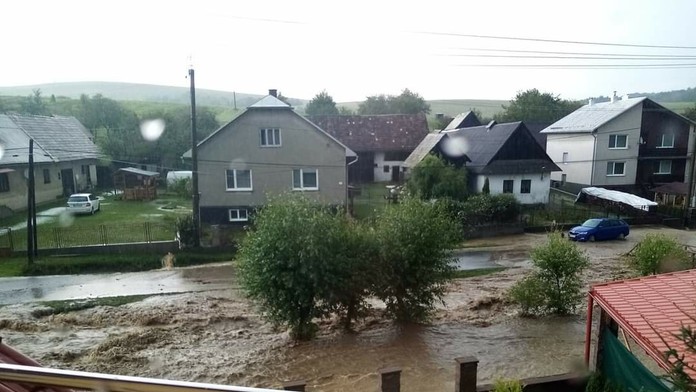 Voda sa valí obcou Snakov.